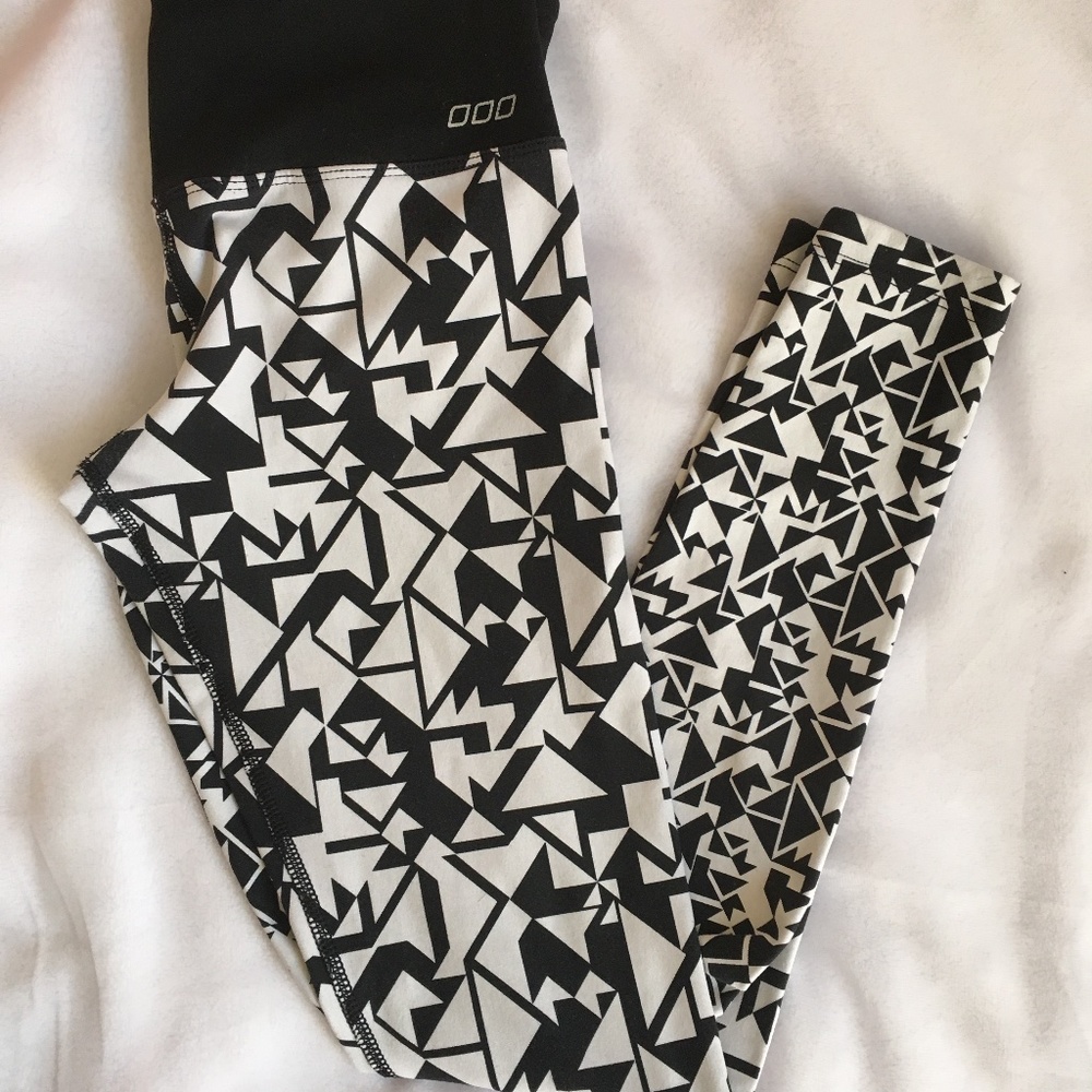 lorna jane black and white patterned leggings!